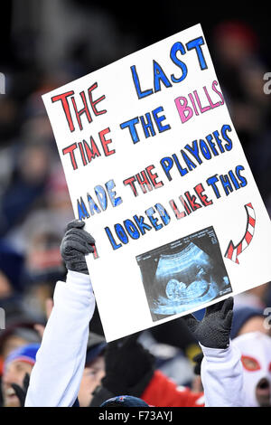 Regolamento tempo. 23 Nov, 2015. MA, USA: Un ventilatore può contenere fino a firmare durante la National Football League gioco tra le fatture della Buffalo e il New England Patriots tenutosi a Gillette Stadium di Foxborough Massachusetts. La Nuova Inghilterra sconfigge Buffalo 20-13 nel regolamento del tempo. Eric Canha/CSM/Alamy Live News Foto Stock