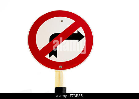 Cartello stradale non girate a destra su sfondo bianco Foto Stock