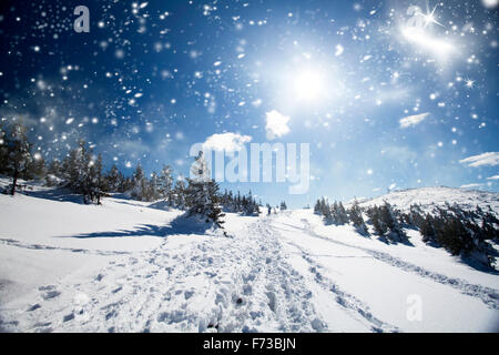 Sentiero innevato sul fianco di una collina e bella abtract cielo blu Foto Stock