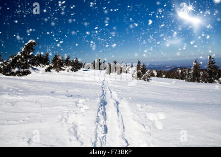 Sentiero innevato sul fianco di una collina e bella abtract cielo blu Foto Stock