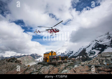 Air Zermatt passando da Gandegghütte e andando a un salvataggio sul Cervino Foto Stock