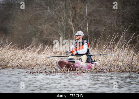 Kayak Angler in erbacce Foto Stock