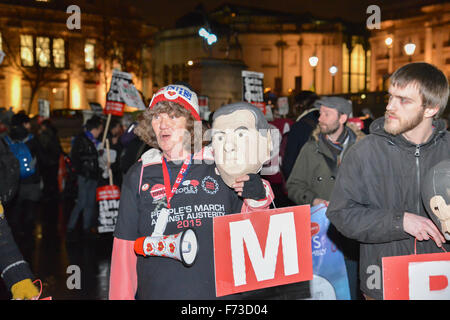 Londra, Regno Unito. Il 24 novembre 2015. Revisione di spese: protesta Trafalgar Square contro George Osborne tagli di austerità Foto Stock