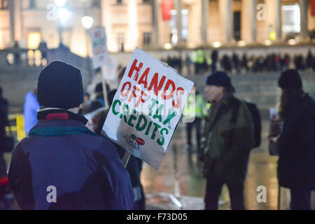 Londra, Regno Unito. Il 24 novembre 2015. Revisione di spese: protesta Trafalgar Square contro George Osborne tagli di austerità Foto Stock