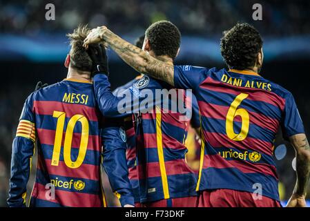 Barcellona, in Catalogna, Spagna. 24 Novembre, 2015. FC Barcellona messi in avanti celebra un obiettivo con i tuoi compagni di squadra durante il match di Champions League contro la Roma allo stadio Camp Nou a Barcellona Credito: Matthias Oesterle/ZUMA filo/Alamy Live News Foto Stock