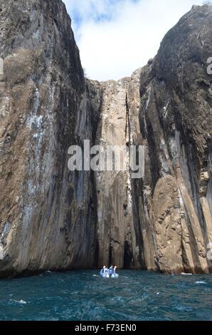 Scogliere di granito della strega collina su Isla San Cristobal, Isole Galapagos. Foto Stock