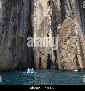 Scogliere di granito della strega collina su Isla San Cristobal, Isole Galapagos. Foto Stock