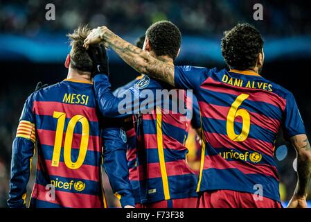 Barcellona, Spagna. 24 Novembre, 2015. FC Barcellona messi in avanti celebra un obiettivo con i tuoi compagni di squadra durante il match di Champions League contro la Roma allo stadio Camp Nou a Barcellona Credito: matthi/Alamy Live News Foto Stock