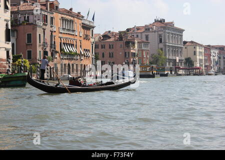 I turisti in viaggio intorno a Venezia su una gondola Foto Stock