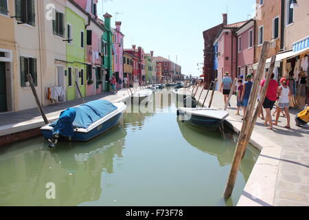 I turisti a piedi lungo una strada di Venezia, Italia Foto Stock
