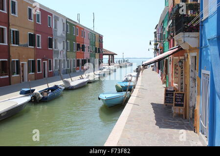 Empty street con case variopinte, Venezia, Italia Foto Stock