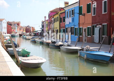 Case dipinte e barche, Venezia, Italia Foto Stock