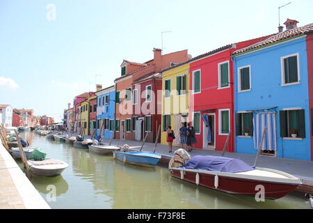 Barche a fianco di case dipinte, Venezia, Italia Foto Stock