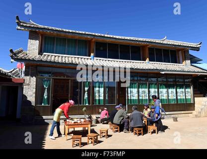 Yulong cinese della provincia dello Yunnan. 24 Novembre, 2015. La gente di Naxi locale gruppo etnico tenere una famiglia banchetto presso un cantiere in Tianhong Village, situato ad una altitudine di circa 3000 metri, in Yulong Naxi contea autonoma, a sud-ovest della Cina di Provincia di Yunnan, nov. 24, 2015. © Yang Zongyou/Xinhua/Alamy Live News Foto Stock