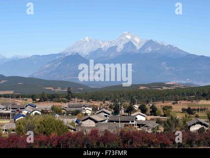 Yulong. 24 Novembre, 2015. Foto taekn su nov. 24, 2015 mostra una distanza di vista Tianhong Village, un residential abitano dei Naxi gruppo etnico si trova ad una altitudine di circa 3000 metri, in Yulong Naxi contea autonoma, a sud-ovest della Cina di Provincia di Yunnan. © Yang Zongyou/Xinhua/Alamy Live News Foto Stock