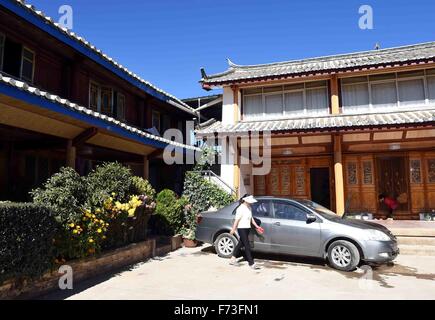 Yulong cinese della provincia dello Yunnan. 24 Novembre, 2015. Una donna di Naxi locale gruppo etnico bagna un auto presso il cantiere in Tianhong Village, situato ad una altitudine di circa 3000 metri, in Yulong Naxi contea autonoma, a sud-ovest della Cina di Provincia di Yunnan, nov. 24, 2015. © Yang Zongyou/Xinhua/Alamy Live News Foto Stock