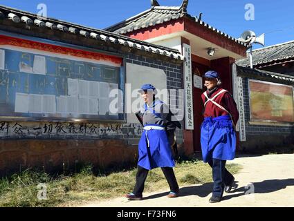 Yulong cinese della provincia dello Yunnan. 24 Novembre, 2015. La gente di Naxi locale gruppo etnico a piedi a Tianhong Village, situato ad una altitudine di circa 3000 metri, in Yulong Naxi contea autonoma, a sud-ovest della Cina di Provincia di Yunnan, nov. 24, 2015. © Yang Zongyou/Xinhua/Alamy Live News Foto Stock