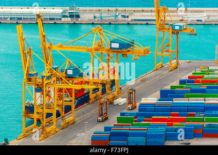 Il caricamento di container su un mare nave cargo, Barcellona Foto Stock