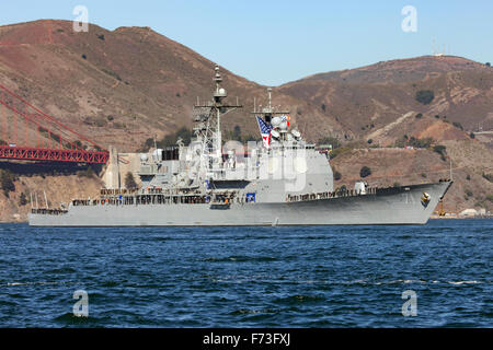 Con l'equipaggio il rivestimento delle rotaie di Arleigh Burke-class guidato-missile destroyer USS Ross (DDG-71) entra nella Baia di San Francisco. Foto Stock