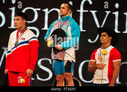 Houston, Texas, Stati Uniti d'America. 24 Novembre, 2015. Nijat Rahimov (centro) del Kazakistan si erge vittorioso il 77 uomini classe di peso al mondo il sollevamento pesi campionati di Houston, Texas. Brent Clark/Alamy Live News Foto Stock