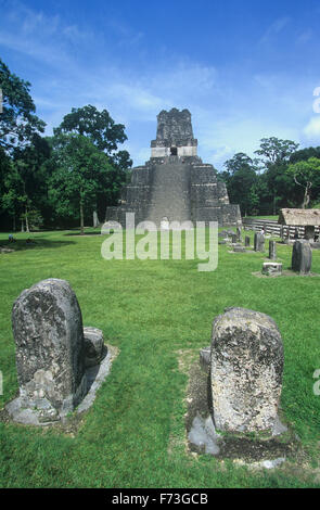 Tempio II sulla grande piazza del Parco Nazionale di Tikal, Guatemala. Foto Stock