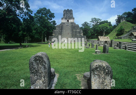 Tempio II sulla grande piazza del Parco Nazionale di Tikal, Guatemala. Foto Stock