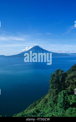 Lago Atitlan si colloca tra le Americhe" più belle, Guatemala. Foto Stock