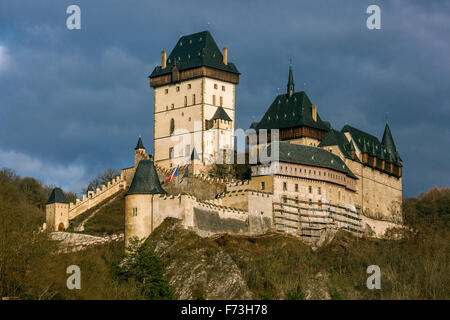 Il castello di Karlstejn è un grande castello gotico reale fondato nel 1348 d.C. da Carlo IV, imperatore del Sacro Romano Impero e re di Boemia. Repubblica Ceca Foto Stock
