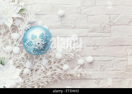 Sfondo di natale. Angolo di Natale confine dei rami di bianco e blu ornamento, decorata con stelle. Vista superiore, vintage colore Foto Stock