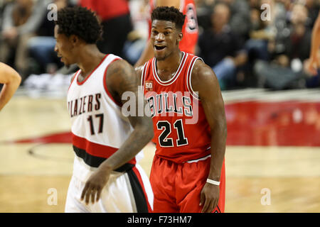 Portland, Oregon, Stati Uniti d'America. 24 Novembre, 2015. JIMMY BUTLER (21) ha una risata. Il Portland Trailblazers ha ospitato il Chicago Bulls presso il Centro Moda. Foto di David Blair Credito: David Blair/ZUMA filo/Alamy Live News Foto Stock