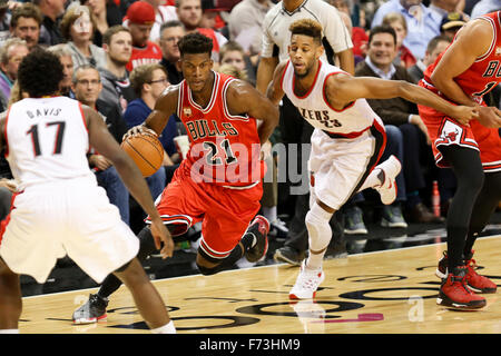 Portland, Oregon, Stati Uniti d'America. 24 Novembre, 2015. JIMMY BUTLER (17) rigidi per il cestello. Il Portland Trailblazers ha ospitato il Chicago Bulls presso il Centro Moda. Foto di David Blair Credito: David Blair/ZUMA filo/Alamy Live News Foto Stock