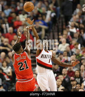 Portland, Oregon, Stati Uniti d'America. 24 Novembre, 2015. JIMMY BUTLER (21) prende un colpo. Il Portland Trailblazers ha ospitato il Chicago Bulls presso il Centro Moda. Foto di David Blair Credito: David Blair/ZUMA filo/Alamy Live News Foto Stock