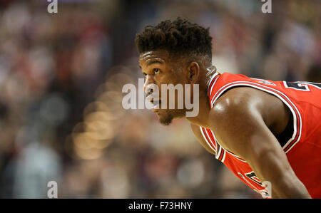 Portland, Oregon, Stati Uniti d'America. 24 Novembre, 2015. JIMMY BUTLER (21) appoggia tra gioca. Il Portland Trailblazers ha ospitato il Chicago Bulls presso il Centro Moda. Foto di David Blair Credito: David Blair/ZUMA filo/Alamy Live News Foto Stock
