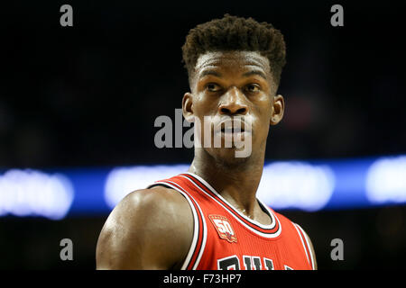 Portland, Oregon, Stati Uniti d'America. 24 Novembre, 2015. JIMMY BUTLER (21) guarda ad un rif. Il Portland Trailblazers ha ospitato il Chicago Bulls presso il Centro Moda. Foto di David Blair Credito: David Blair/ZUMA filo/Alamy Live News Foto Stock