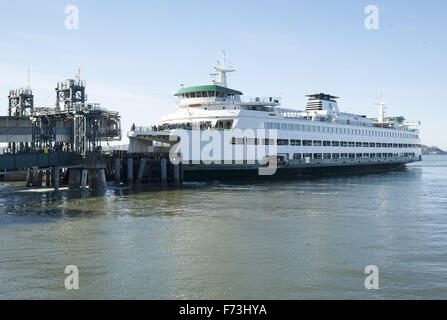 Seattle, Washington, Stati Uniti d'America. Xxi Nov, 2015. Il Washington State Ferry sistema, operando sotto il Dipartimento dei trasporti, gestisce circa due dozzine di fatto appositamente ferries lungo 10 percorsi diversi per 20 diversi terminali situati all'interno di Puget sabbia e il San Juan Islands. Come parte della Stato di Washington il sistema autostradale, il distintivo verde e pitturato di bianco carena è facilmente riconoscibile visivamente. --- In foto, la MV Puyallup banchine al terminale di Seattle in ingresso da Bainbridge Island. © David Bro/ZUMA filo/Alamy Live News Foto Stock