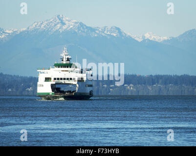 Seattle, Washington, Stati Uniti d'America. Xxi Nov, 2015. Il Washington State Ferry sistema, operando sotto il Dipartimento dei trasporti, gestisce circa due dozzine di fatto appositamente ferries lungo 10 percorsi diversi per 20 diversi terminali situati all'interno di Puget sabbia e il San Juan Islands. Come parte della Stato di Washington il sistema autostradale, il distintivo verde e pitturato di bianco carena è facilmente riconoscibile visivamente. --- In foto, la MV Puyallup si avvicina al terminale di Seattle in ingresso da Bainbridge Island con la Olympic Mountain Range visibile in distanza. © David Bro/ZUMA filo/Alamy Live News Foto Stock