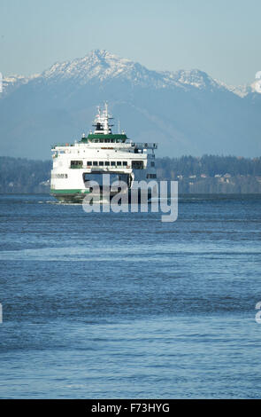 Seattle, Washington, Stati Uniti d'America. Xxi Nov, 2015. Il Washington State Ferry sistema, operando sotto il Dipartimento dei trasporti, gestisce circa due dozzine di fatto appositamente ferries lungo 10 percorsi diversi per 20 diversi terminali situati all'interno di Puget sabbia e il San Juan Islands. Come parte della Stato di Washington il sistema autostradale, il distintivo verde e pitturato di bianco carena è facilmente riconoscibile visivamente. --- IIn foto, la MV Puyallup si avvicina al terminale di Seattle in ingresso da Bainbridge Island con la Olympic Mountain Range visibile in distanza. (Credito Immagine: © David Bro via ZUMA Wir Foto Stock