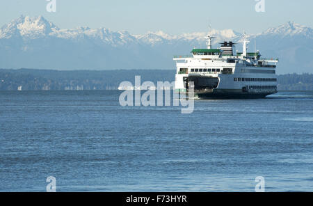 Seattle, Washington, Stati Uniti d'America. Xxi Nov, 2015. Il Washington State Ferry sistema, operando sotto il Dipartimento dei trasporti, gestisce circa due dozzine di fatto appositamente ferries lungo 10 percorsi diversi per 20 diversi terminali situati all'interno di Puget sabbia e il San Juan Islands. Come parte della Stato di Washington il sistema autostradale, il distintivo verde e pitturato di bianco carena è facilmente riconoscibile visivamente. --- In foto, la MV Puyallup si avvicina al terminale di Seattle in ingresso da Bainbridge Island con la Olympic Mountain Range visibile in distanza. © David Bro/ZUMA filo/Alamy Live News Foto Stock