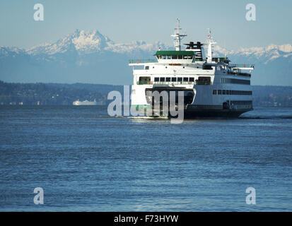 Seattle, Washington, Stati Uniti d'America. Xxi Nov, 2015. Il Washington State Ferry sistema, operando sotto il Dipartimento dei trasporti, gestisce circa due dozzine di fatto appositamente ferries lungo 10 percorsi diversi per 20 diversi terminali situati all'interno di Puget sabbia e il San Juan Islands. Come parte della Stato di Washington il sistema autostradale, il distintivo verde e pitturato di bianco carena è facilmente riconoscibile visivamente. --- In foto, la MV Puyallup si avvicina al terminale di Seattle in ingresso da Bainbridge Island con la Olympic Mountain Range visibile in distanza. © David Bro/ZUMA filo/Alamy Live News Foto Stock