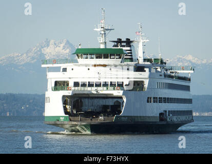 Seattle, Washington, Stati Uniti d'America. Xxi Nov, 2015. Il Washington State Ferry sistema, operando sotto il Dipartimento dei trasporti, gestisce circa due dozzine di fatto appositamente ferries lungo 10 percorsi diversi per 20 diversi terminali situati all'interno di Puget sabbia e il San Juan Islands. Come parte della Stato di Washington il sistema autostradale, il distintivo verde e pitturato di bianco carena è facilmente riconoscibile visivamente. --- In foto, la MV Puyallup si avvicina al terminale di Seattle in ingresso da Bainbridge Island con la Olympic Mountain Range visibile in distanza. © David Bro/ZUMA filo/Alamy Live News Foto Stock