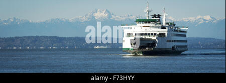 Seattle, Washington, Stati Uniti d'America. Xxi Nov, 2015. Il Washington State Ferry sistema, operando sotto il Dipartimento dei trasporti, gestisce circa due dozzine di fatto appositamente ferries lungo 10 percorsi diversi per 20 diversi terminali situati all'interno di Puget sabbia e il San Juan Islands. Come parte della Stato di Washington il sistema autostradale, il distintivo verde e pitturato di bianco carena è facilmente riconoscibile visivamente. --- In foto, la MV Puyallup si avvicina al terminale di Seattle in ingresso da Bainbridge Island con la Olympic Mountain Range visibile in distanza. © David Bro/ZUMA filo/Alamy Live News Foto Stock