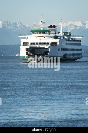 Seattle, Washington, Stati Uniti d'America. Xxi Nov, 2015. Il Washington State Ferry sistema, operando sotto il Dipartimento dei trasporti, gestisce circa due dozzine di fatto appositamente ferries lungo 10 percorsi diversi per 20 diversi terminali situati all'interno di Puget sabbia e il San Juan Islands. Come parte della Stato di Washington il sistema autostradale, il distintivo verde e pitturato di bianco carena è facilmente riconoscibile visivamente. --- In foto, la MV Puyallup si avvicina al terminale di Seattle in ingresso da Bainbridge Island con la Olympic Mountain Range visibile in distanza. © David Bro/ZUMA filo/Alamy Live News Foto Stock