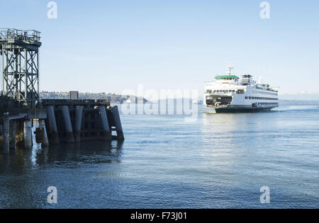 Seattle, Washington, Stati Uniti d'America. Xxi Nov, 2015. Il Washington State Ferry sistema, operando sotto il Dipartimento dei trasporti, gestisce circa due dozzine di fatto appositamente ferries lungo 10 percorsi diversi per 20 diversi terminali situati all'interno di Puget sabbia e il San Juan Islands. Come parte della Stato di Washington il sistema autostradale, il distintivo verde e pitturato di bianco carena è facilmente riconoscibile visivamente. --- In foto, la MV Puyallup si avvicina al terminale di Seattle in ingresso da Bainbridge Island. © David Bro/ZUMA filo/Alamy Live News Foto Stock