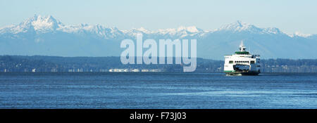 Seattle, Washington, Stati Uniti d'America. Xxi Nov, 2015. Il Washington State Ferry sistema, operando sotto il Dipartimento dei trasporti, gestisce circa due dozzine di fatto appositamente ferries lungo 10 percorsi diversi per 20 diversi terminali situati all'interno di Puget sabbia e il San Juan Islands. Come parte della Stato di Washington il sistema autostradale, il distintivo verde e pitturato di bianco carena è facilmente riconoscibile visivamente. --- In foto, la MV Puyallup si avvicina al terminale di Seattle in ingresso da Bainbridge Island con la Olympic Mountain Range visibile in distanza. © David Bro/ZUMA filo/Alamy Live News Foto Stock