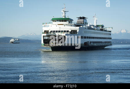 Seattle, Washington, Stati Uniti d'America. Xxi Nov, 2015. Il Washington State Ferry sistema, operando sotto il Dipartimento dei trasporti, gestisce circa due dozzine di fatto appositamente ferries lungo 10 percorsi diversi per 20 diversi terminali situati all'interno di Puget sabbia e il San Juan Islands. Come parte della Stato di Washington il sistema autostradale, il distintivo verde e pitturato di bianco carena è facilmente riconoscibile visivamente. --- In foto, la MV Puyallup si avvicina al terminale di Seattle in ingresso da Bainbridge Island con la Olympic Mountain Range visibile in distanza. © David Bro/ZUMA filo/Alamy Live News Foto Stock