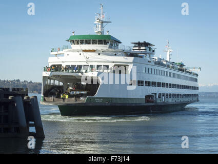 Seattle, Washington, Stati Uniti d'America. Xxi Nov, 2015. Il Washington State Ferry sistema, operando sotto il Dipartimento dei trasporti, gestisce circa due dozzine di fatto appositamente ferries lungo 10 percorsi diversi per 20 diversi terminali situati all'interno di Puget sabbia e il San Juan Islands. Come parte della Stato di Washington il sistema autostradale, il distintivo verde e pitturato di bianco carena è facilmente riconoscibile visivamente. --- In foto, la MV Puyallup si avvicina al terminale di Seattle in ingresso da Bainbridge Island con la Olympic Mountain Range visibile in distanza. © David Bro/ZUMA filo/Alamy Live News Foto Stock