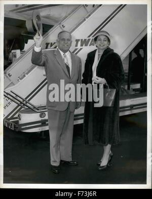 1958 - Il governatore della California Goodwin J. cavaliere e la Sig.ra Knight board Trans World Airlines 35 a San Francisco dopo una settimana di visita in Oriente, durante la quale il governatore fired up New Jersey repubblicani per il prossimo anno delle elezioni presidenziali e realizzato il primo intervento di una serie di essere data da 21 governatori dello stato prima che il repubblicano Nazionale Club di New York City. © Keystone Pictures USA/ZUMAPRESS.com/Alamy Live News Foto Stock