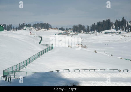 recinzione in paesaggio innevato, gulmarg, kashmir, india, asia Foto Stock