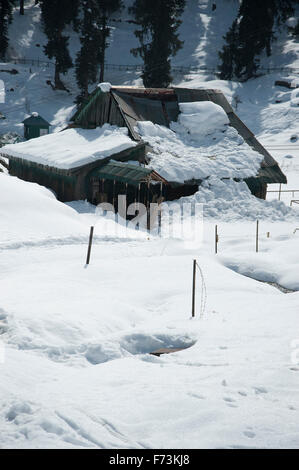 Casa crollo della nevicata, gulmarg, Kashmir India, Asia Foto Stock