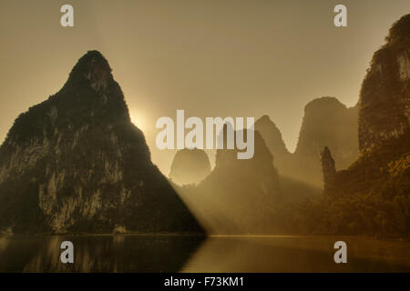 La mattina presto luce e calcare formazioni carsiche di Guilin, Regione di Guangxi, Cina LA007950 Foto Stock